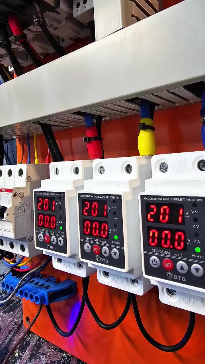 الحمد لله دائماً وأبداً ...
اكمال بورد ATS  ثلاق مراحل ....
وطني ..
مولد شارع ...
عاكسة ...

القدرة للسيطرة الكهربائية  
***********
