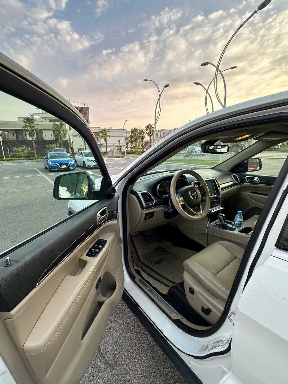 جيب كراند شيروكي ابيض فول مواصفات كلين
٢٠١٧ رقم اربيل 
بانو راما 
ويل عشرين 
كشن خزن 
تحديد سرعه 
٣ موجات قياده 
بصمه 
كشن جلد وتبريد 
استفسار 
*********** واتساب
