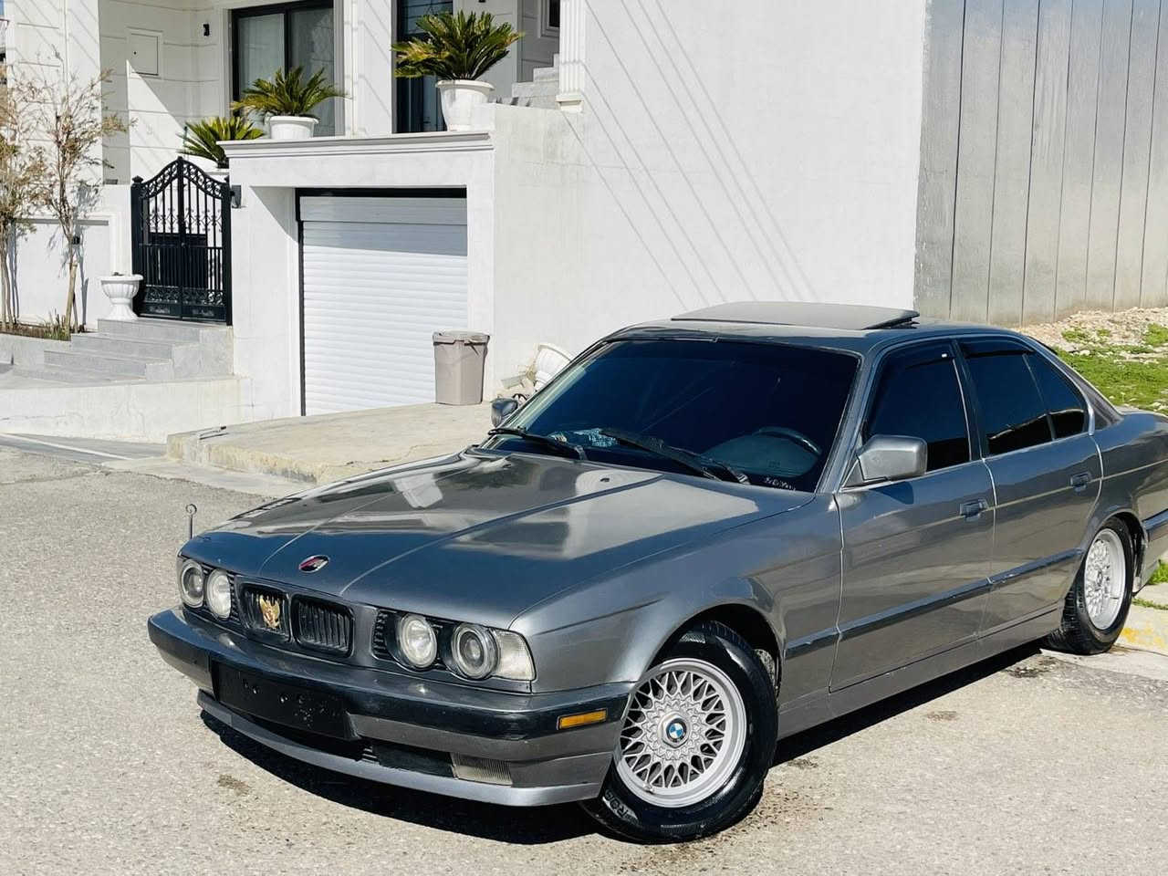 سەرەتا بەناوی خوای گەورە ئەو BMWبۆ فڕۆشتن مۆدڵ 93مەکینە 520گێڕ عادی دەعمو لێدراوی بەشەرت گێرومە کینە بەشەرتە سەیارەکە بئ مەسرەفە ماڵی خۆمانە دەستاو دەستی نەکردوە چوارجام کارەبایی  تێبینیی سەیارەکە علوجە ماڵی مەدەنی بئ کێشە  سعریش 32 و مەعامەلەیەکی برایانەی تێدایە شوێن ڕانیە حاجیاوا ژماڕە *********** ئەدمینی بەڕێز وەری بگرەمەمنونین
