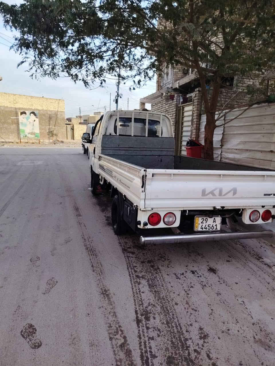 سلام عليكم كيا بنكو موديل ٢٠١٦ مفتوح السياره جاهزه تبريد تدفئه بدون نقص رقم واسط بسمي سياره تحويل ثاني يوم 
بيه ضربه باب سايق وبنيد مبدلات نفس الون 
السعر 100 بيه مجال شي بسيط 
رقم الهاتف ***********
