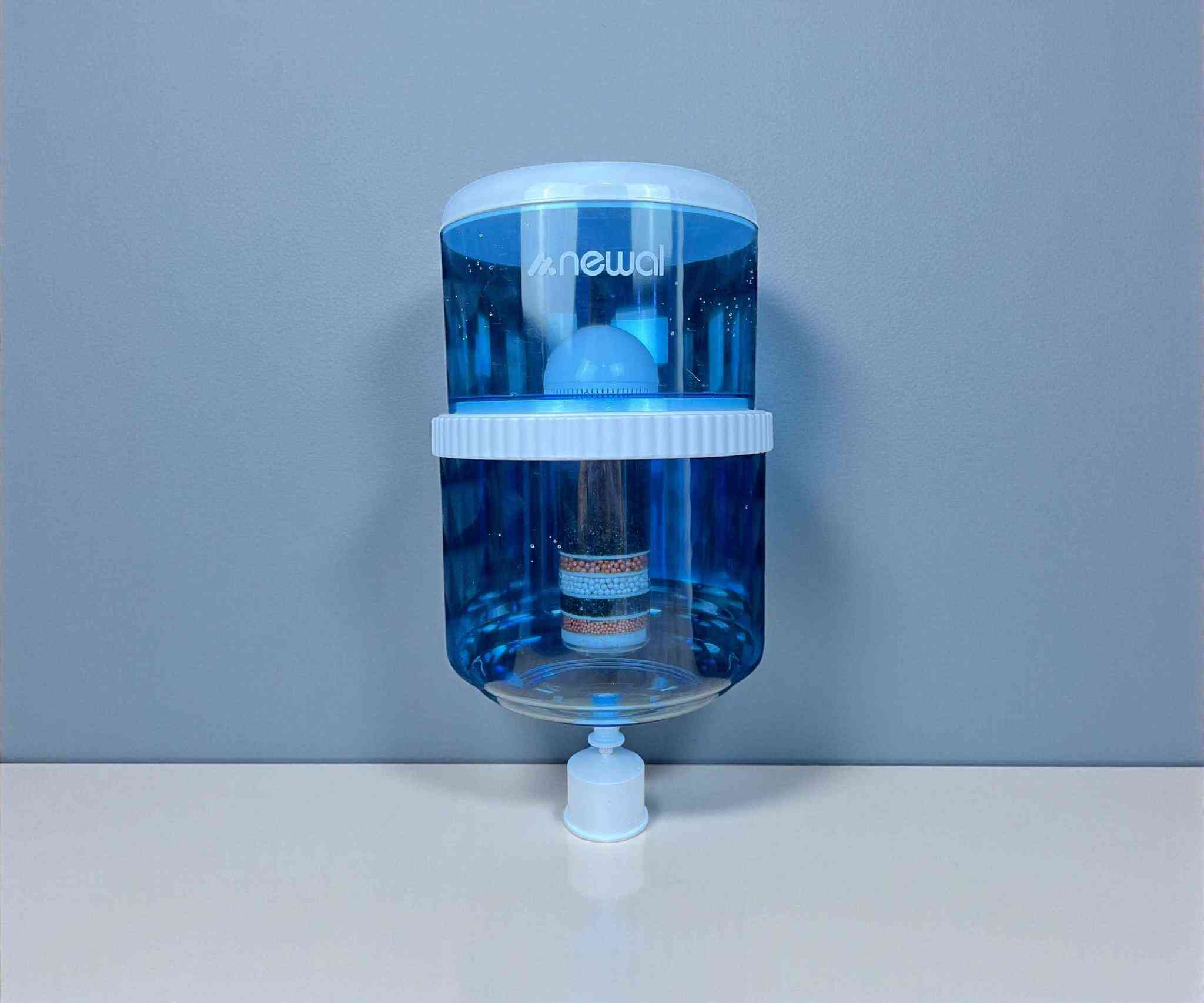 خزان تنقية المياه نيوال 22 لتر – فلترة متعددة المراحل WTP-032

الاستخدامات:

تنقية مياه الحنفية وتحويلها إلى مياه صالحة للشرب مباشرة.

إزالة الشوائب والروائح غير المرغوبة من الماء.

مناسب للاستخدام المنزلي اليومي (المطبخ – المكتب – العيادات – المدارس).

بديل اقتصادي لقناني المياه المعبأة.

توفير مياه نقية للطهي وتحضير المشروبات الساخنة والباردة.

المميزات:

سعة كبيرة: 22 لتر مناسبة للعائلة بالكامل.

نظام فلترة متعدد المراحل (6 مراحل):

1. فلتر كربون نشط.
2. كرات تمعدن.
3. كرات تمعدن إضافية.
4. فلتر كربون نشط.
5. كرات تمعدن.
6. فلتر سيراميك.

فلترة فعّالة: يزيل الشوائب، الروائح، الطعم غير المرغوب، والكلور.

تحسين جودة الماء: يساهم في إعادة توازن المعادن داخل الماء.

فلتر داخلي قابل للاستبدال.

تصميم شفاف بلون أزرق أنيق لمراقبة مستوى الماء بسهولة.

صمام سفلي مخصص للتركيب على قواعد المياه.

هيكل بلاستيك متين وخفيف الوزن.

مدة أداء الفلتر: حتى 3000 لتر تقريبًا (حسب جودة المياه المستخدمة).

محتويات الصندوق:

خزان مياه علوي.

خزان مياه سفلي.

فلتر داخلي متعدد الطبقات.

حلقة تثبيت محكمة.

صمام سفلي للتركيب على القاعدة.

كتيب إرشادات الاستخدام.

الملاحظات:

يُنصح بغسل الفلتر بالماء قبل أول استخدام.

لا يُستخدم مع المياه شديدة التلوث أو غير الصالحة أصلًا للشرب.

يجب استبدال الفلتر عند ضعف تدفق الماء أو بعد انتهاء العمر الافتراضي.

قياس الكارتون:

- الطول: 30 سم
- العرض: 30 سم
- الارتفاع: 32 سم البصرة, العراق


**إذا كنت صاحب هذا الإعلان وتريد حذفه لأي سبب، رجاءا أرسل رسالة إلى الدعم الفني**