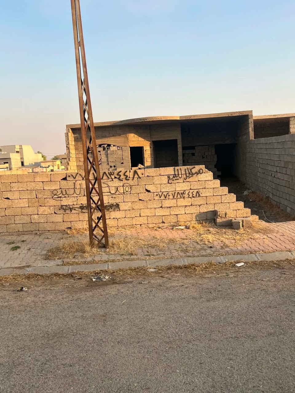 هيكل للبيع مساحته 280m رقم بلديه فول خدمات مي كهرباء تبليط رباط ارضي ورباط عام مكان حي التأخي الاولى سعر 30 مليون وبي مجال رقم الموبايل ***********

