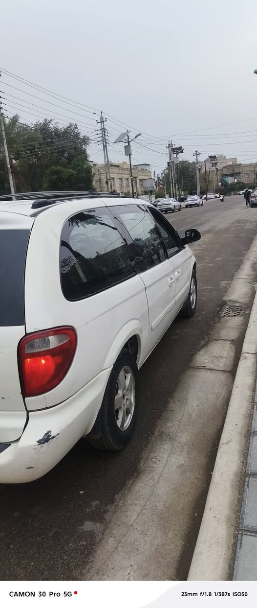 سلام عليكم من رخصة الادمن المحترم دوج كرافان موديل 2006 بيضه لونه سياحيه السياره كله كهرباء الكراسي بلع والبيبان كهرباء والجنطه هم محرك 3800 نشط سياره أي نقص مابيه  إنشاله السياره بسمي رقم بغداد الجديد تحويل ثاني يوم مباشر السعر 85 وبي مجال بسيط وهاذه رقمي *********** مكاني بغداد طوبجي
