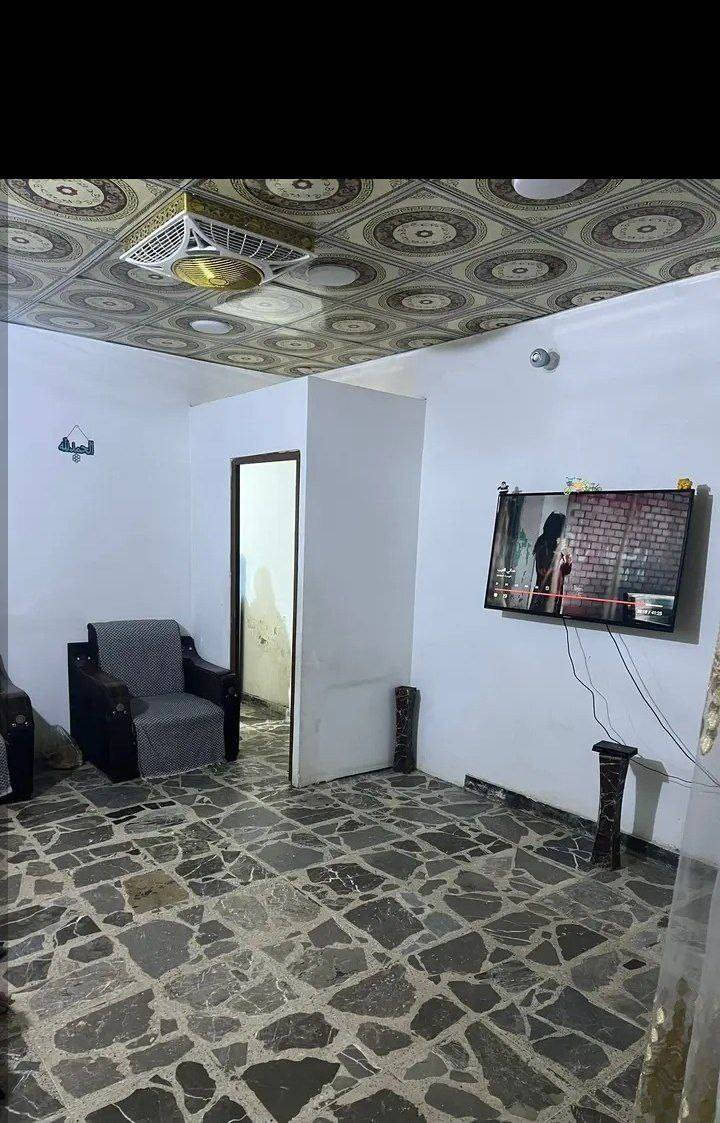 السلام عليكم بيت للبيع حي القاهرة الثانيه يم جسر البنوك الجديد بيت عكادة مساحته 125 واقع حال 130 بيت نظيف وينسكن بي البيت يحتوي على كراج جبير حمام خارجي مدخلين واحد ع المطبخ واحد ع صاله غرفة جوا وحمام جوا وترك
فوك غرفه وسويت معزول وبي درج برا 

اليريد يستفسر يخابر على هذا الرقم 
***********
