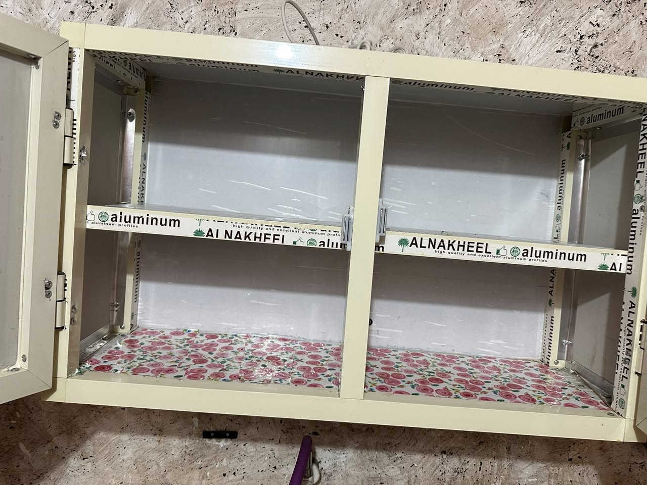 سلام عليكم كاونتر للبيع جديد معنه الكلمه زلغ مابي بكاني بغداد سعر ١٥٠ ***********
