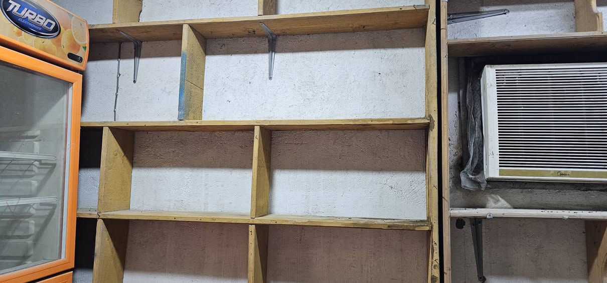 السلام عليكم .. رفوف خشب ارتفاع 2 متر  وعرض 2 متر 
العدد 5 قطع للبيع واكو بيهم 2.5 × 2.5 متر 
 حط سعر بما يرضي الله


**إذا كنت صاحب هذا الإعلان وتريد حذفه لأي سبب، رجاءا أرسل رسالة إلى الدعم الفني**