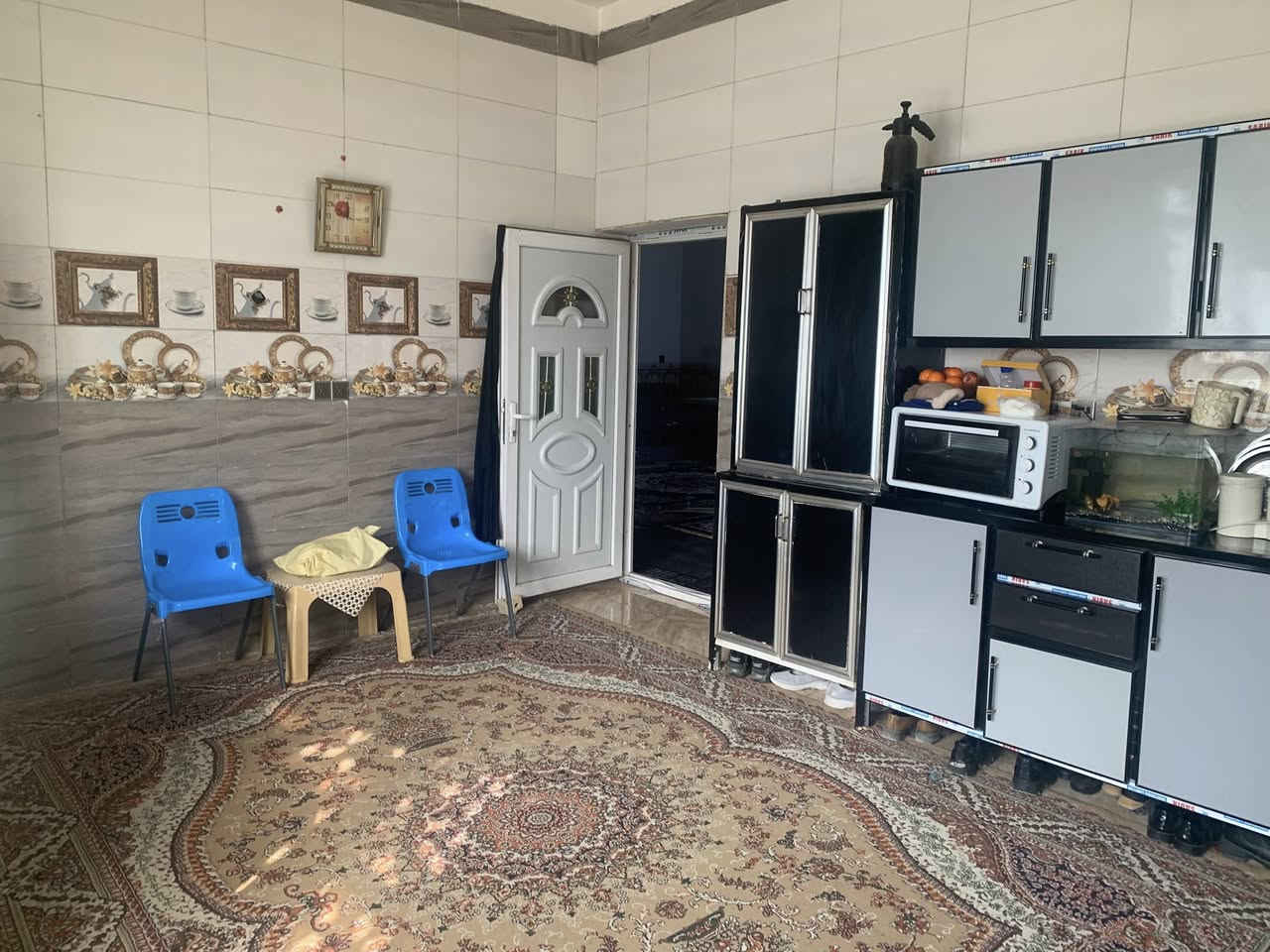 السلام عليكم
بيت للبيع المساحه 240 متر كربلاء البوبيات 
بناء طابوق 🧱 
طابق واحد / الداخل مكون من
غرفتين نوم / واحده منهما معها سويت 
صاله 7*5 
الاستقبال مفتوح على الصاله 6*5 
حمامين 
طرمه كبيرة مع حديقه وحمام خارجي 

العنوان كربلاء الحر الصغير قرب أسواق السلطان 

الأرقام : ***********
***********
