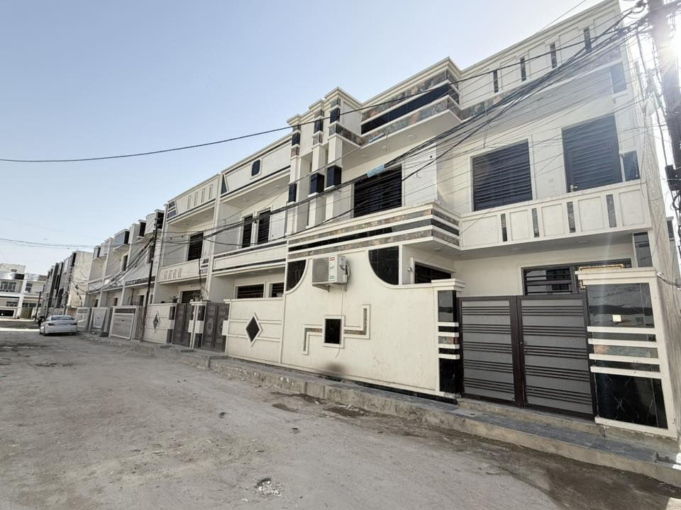 سلام عليكم اخوان بيت 🏠 مساحة 60 م  بيت زراعي سند 25   مدخلين البيت
رابع بيت عن التبليط 
بيت زيرو 🔥  
يتكون من 3 غرف 🔥
2 حمام تواليت 🔥
استقبال 🔥 
حولي درج 🔥 
مطبخ 🔥 
باقي اخر بيت تواصل واتساب ***********
