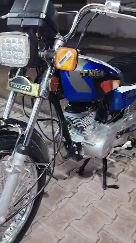السلام عليكم دراجه تايكر 2020 للبيع أوراق 4 ورقات المكينه مفتوحه بستم ورنكات  الدراجه ما ناقصها شي السعر 400 وبي مجال مكاني العزيزيه شارع المحكمه القديمه مقابيل المستوصف ***********
