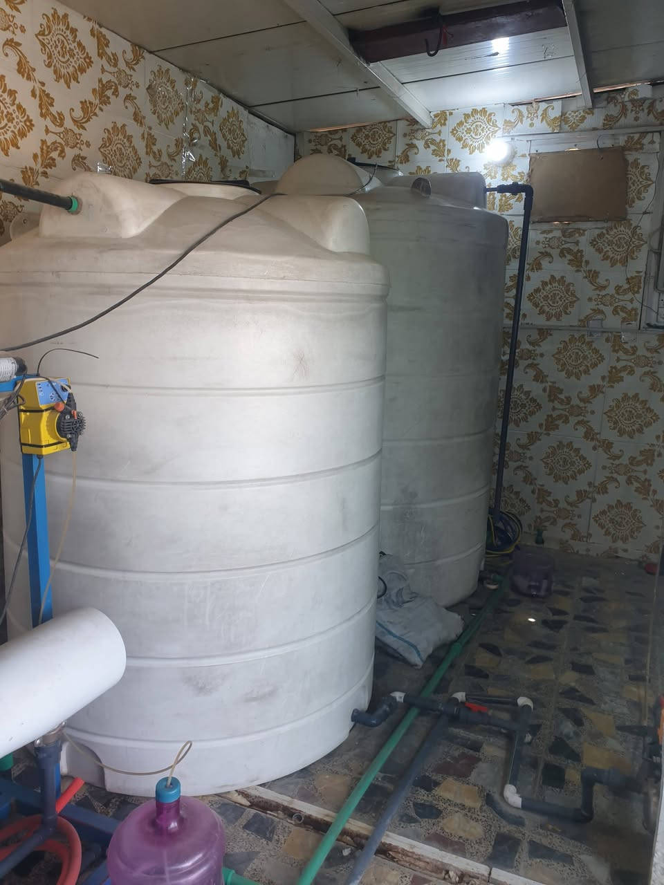 السلام عليكم محطه مع محل كامل للبيع المكان بغداد البلديات مع تانكيات عدد 2 ابو ال 5000 وابو ال 4000 وهذا رقمي *********** السعر 5500 وبيها مجال 1000 لتر بالساعه الانتاج والممبرين جديد وخير من الله
