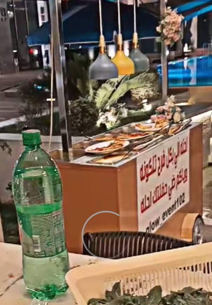 عربه بوفي مفتوح معه ميز كبير وميزين صغير معه مواعين وكلاصات كامل للستفسار ***********
