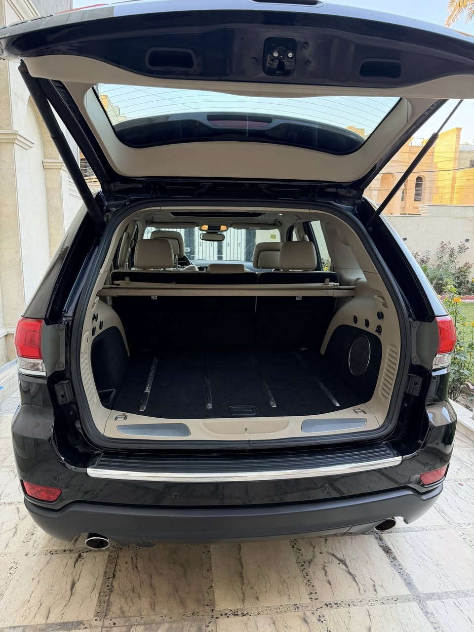 السلام@ عليكم جيب جراند شيروكي لمتد فول مواصفات ماشية 98 الف ميل موديل 2017 خليجي سعرها 26.000$ وبيها مجال بسيط للتواصل ***********
