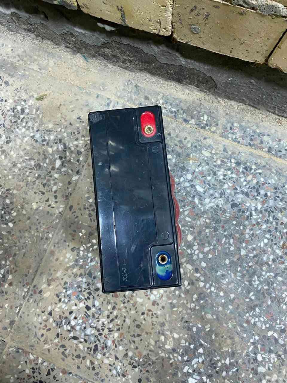 بطارياات للبيع
الحمرة تقرة 10 وفوك فقط بيها نفخص من الصفحة بسيط سعرها 15 
ول جبيرة مال ستوتة 52 امبير نص عمر سعرها 25 
واكو 3/4 هم كبار بس 45 امبير وهم نص عمر سعر الوحده 20 
***********

