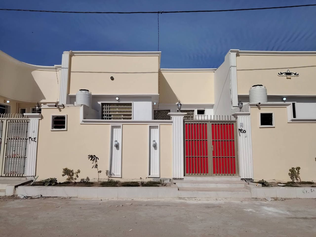 ***********يعلن مكتب النور العقار عمود262   بيت مقابل قرية الغدير شارع المطار
تفاصيل البيت 👇👇المساحه 150متر عرض شارع 17متر اناره جيهتين معا كافت الخدمات
#استقبال  
#غرف نوم عدد 2
#وصاله عدد 1
#حمامات عدد 2 سعره 55مليون قريب علا شارع صب 
#ملاحضة البيت بناء 2025
سند 25
#شارع عرض 17 متر
ماء+كهرباء+كيبل ضوئي مقابيل +مولده+مدارس حكوميه واهليه ومول تسوق منزلي 

جميع الخدمات متوفره
للاتصال 
***********واتساب
