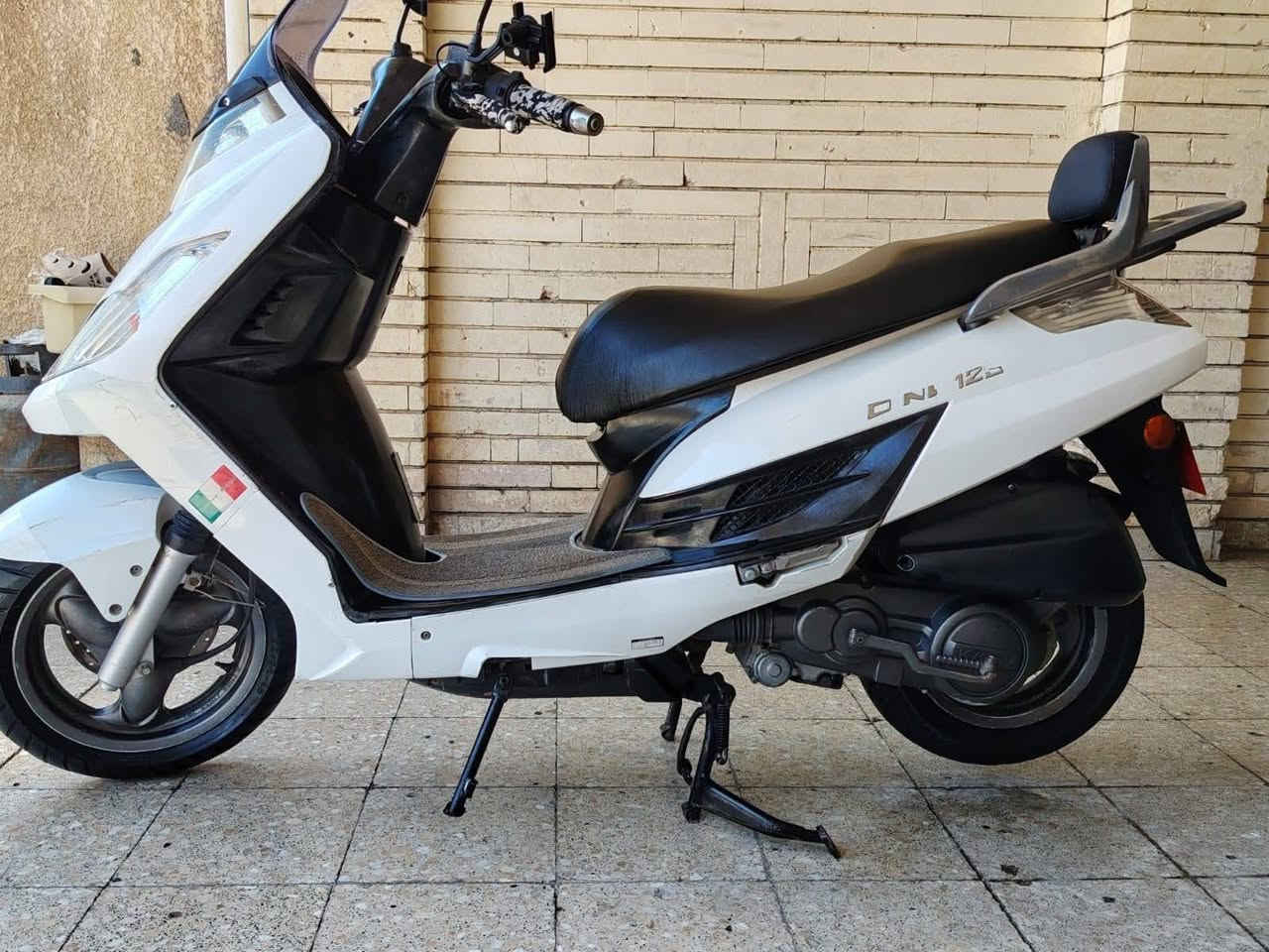 ***********
المكان حي الوليد 
للبيع كايمكو 125 🇮🇹 ايطالي  مسجل سنويه  محرك ممفتوح ممدود عليه اصبانه وين متريد اخذه افحصه يم اي فيتر كشره نضيف مثل مابين بالصور السعر 450 قفل  التواصل ع الخط

