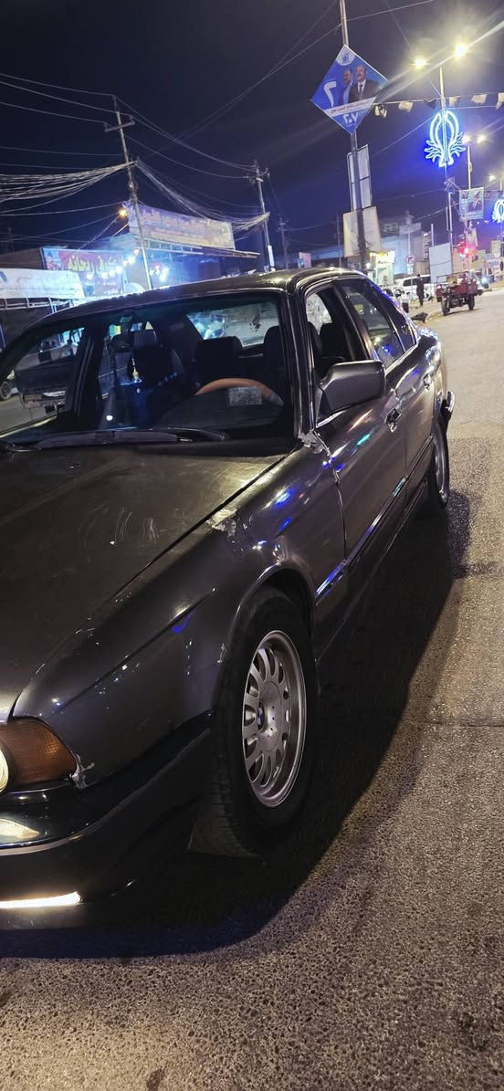 بي ام موديل ١٩٨٩
قادسيه مشروع وطني بسمي 
عليها غرامات ٧٠٠الف يوكعن من سعرها 
بيها ملاحظات بسيطه مكينه وكير بطه ٣٠٠٠ كفاله  
*********** 
***********
