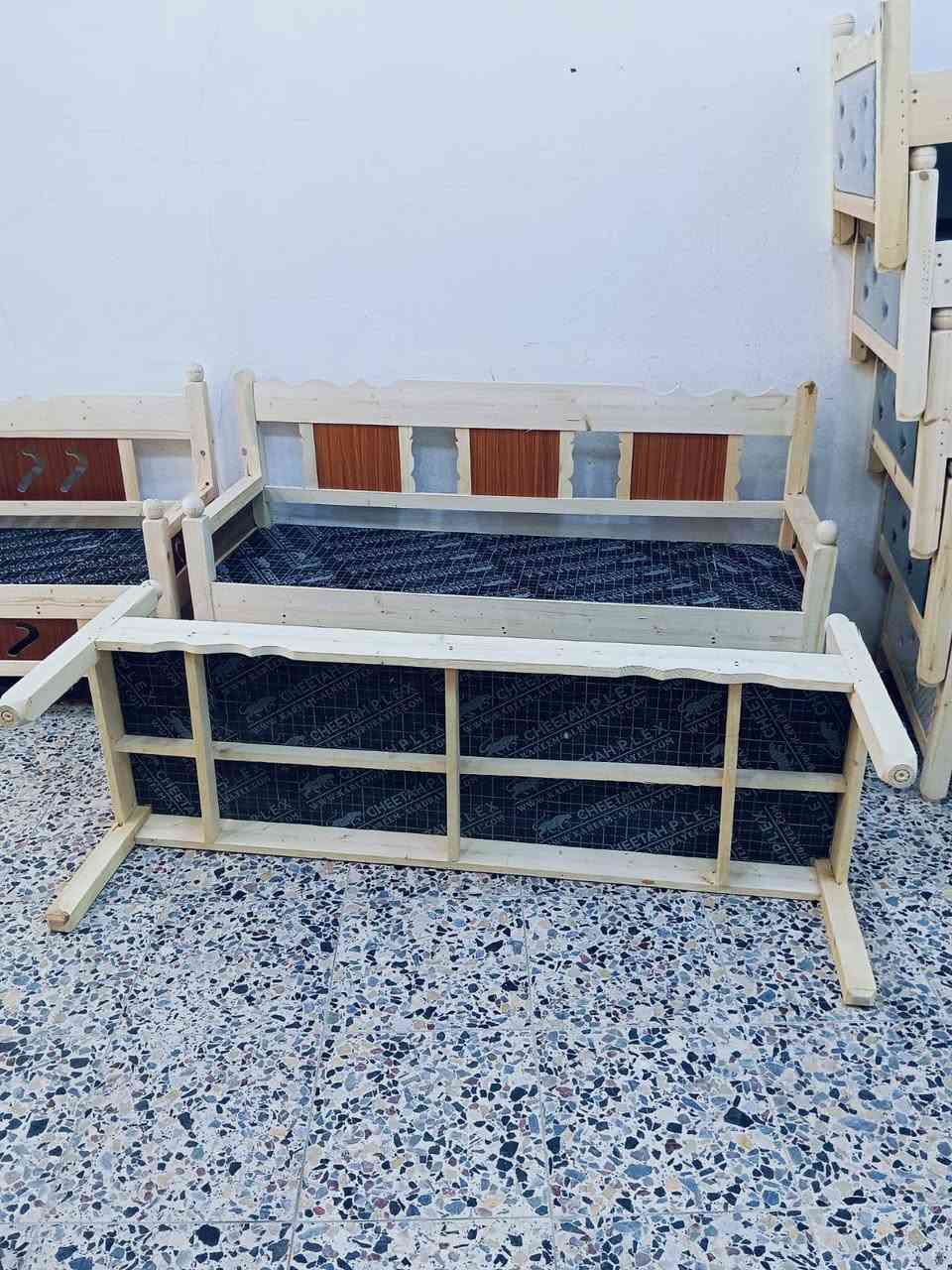 السلام عليكم ورحمه الله وبركاته 
متوفر كرويتات شغل عراقي خشب روسي 
قياس عرض ٥٥ سم الطول ١٧٥ سم ٣ نفرات 
متوفر جملة مفرد 
للحجز الاتصال على الرقم 
***********
***********
