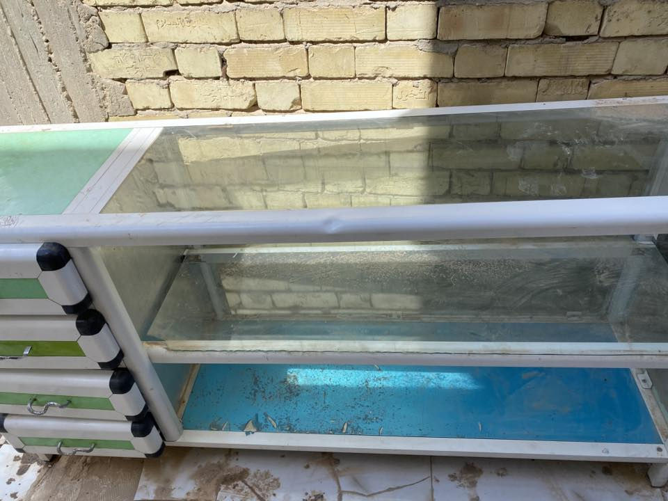 ميز مستعمل للبيع جدا قوي
الطول متر و 82 سنتيم و العرض نص متر و الارتفاع 90 سنتيم 

السعر 90 الف و بيه مجال بسيط 

العنوان المطحنة نهايه قريه الغدير
***********
