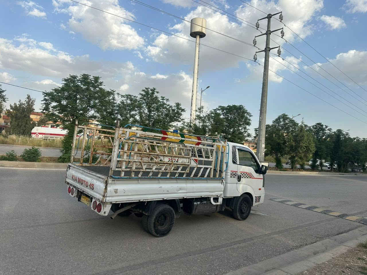 کیای دووطەنی مودێل ٢٠٠٥
ژ.م ***********یان***********
شوێن سلێمانی نرخی ٥٣گەڵا
گێڕ و مەکینەی بشرط
مەکینە ٣٠٠٠هەزاری پەمپ و نۆزڵە
دەعم و لێدراوی نیە  ساغە واتا موس و بڕاوە نیە
سەنەوی جنوبە بەشەرتی ئەوەلیات و حاسیبە
کارەبای و تاغم پێشێ بەشەرت السليمانية, العراق
