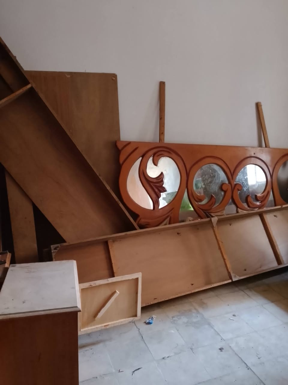 سلام عليكم غرفه نوم ام الخمسه بيبان بدون ملحق  صاج عراقي مفصخه نضيفه من الصدعه  والضربه الاعنوان حي اور  لاتصال ***********
