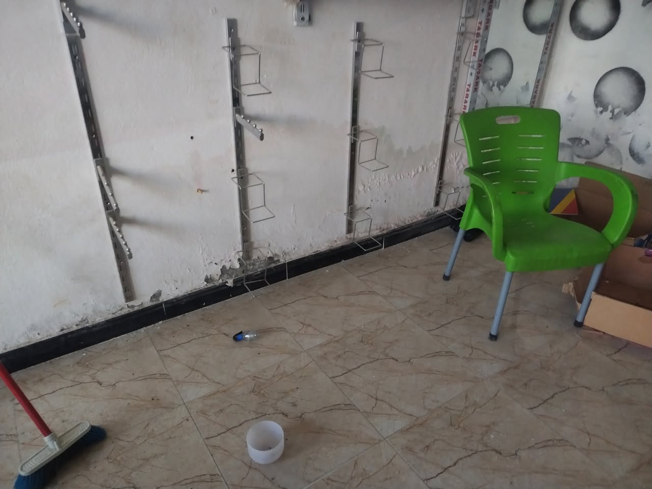 رفوف وحمالات ملابس استعمال قليل
للبيع السعر خاص او الاتصال على الرقم ***********
