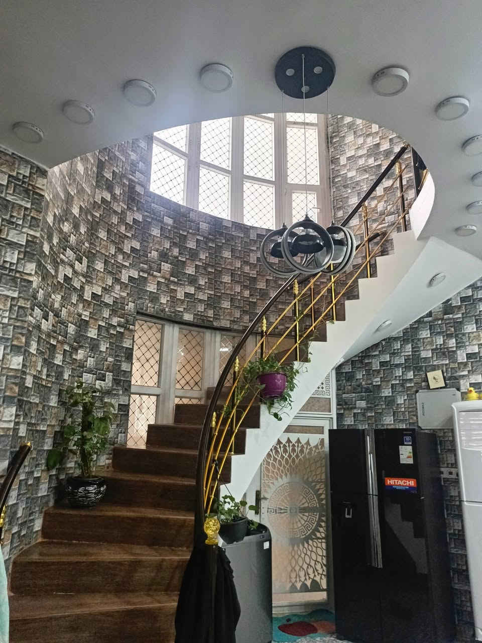 للبيع 200 متر بحي الوحده قرب مدرسة العزم طابقين درجة اولى 4 غرف وهولين ومطبخ واستقبال وصحيات للشراي *********** واتساب
