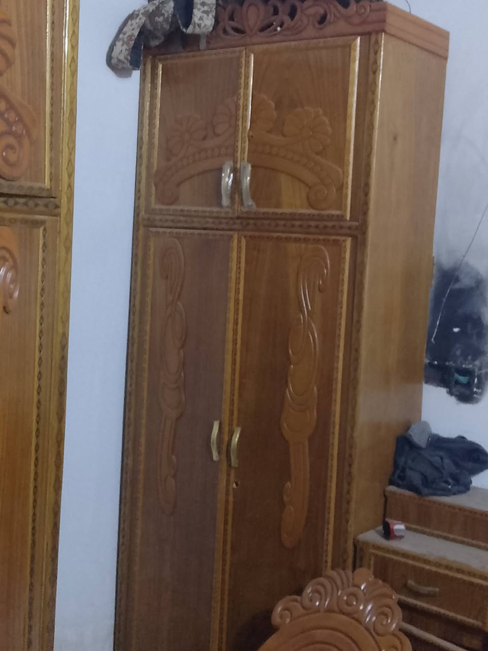 سلام عليكم غرف نوم نضيفه كلش كامله نص الغرفه ما مشدوده للبيع بسعر مناسب 750الف وبيهه حك الجيه  ***********
