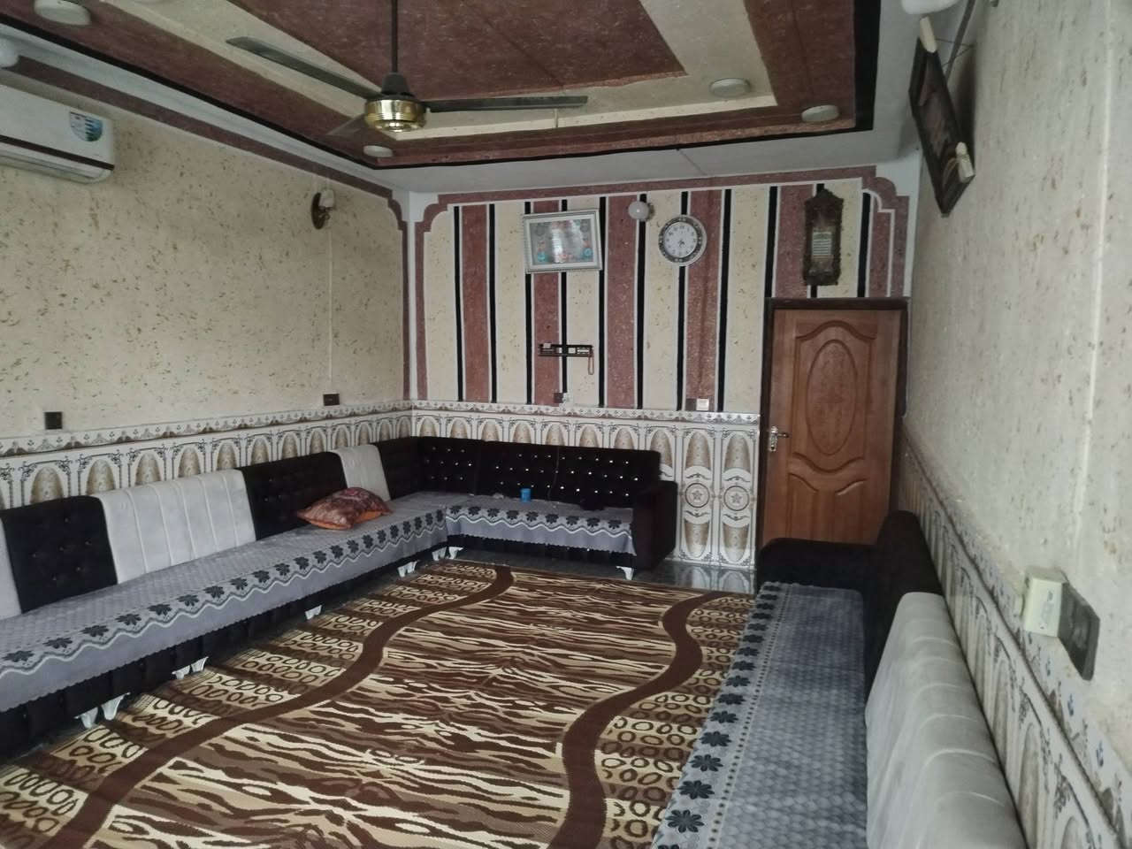 دار المساحة ٢٥٠ متر طابو صرف مجاور مدرسة ابو الاحرار بناء جيد جدا يتكون الدار من غرفتين نوم وصالة واستقبال ومطبخ وكراج سيارة للاستفسار الاتصال على الرقم *********** او مراجعة مكتب الديار شارع العلوة
