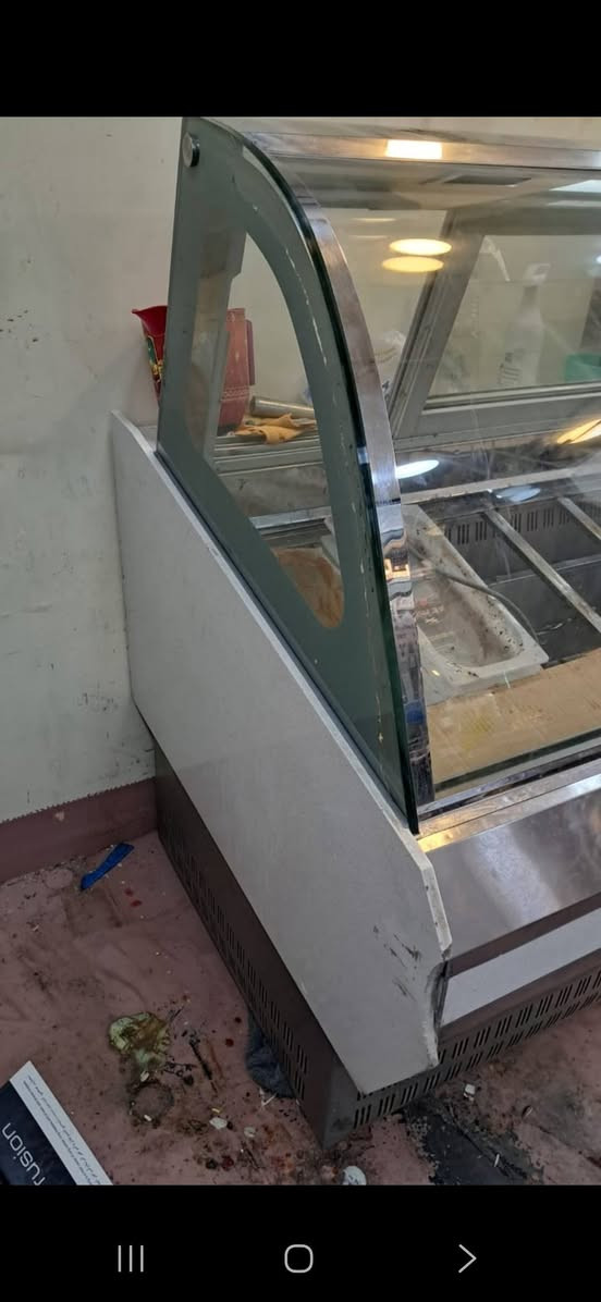 عارضه ايس كريم نظيفه ١٦ بلانك صغير ٨ بلانك كبير السعر مليون ونص مكانها بغداد ***********
