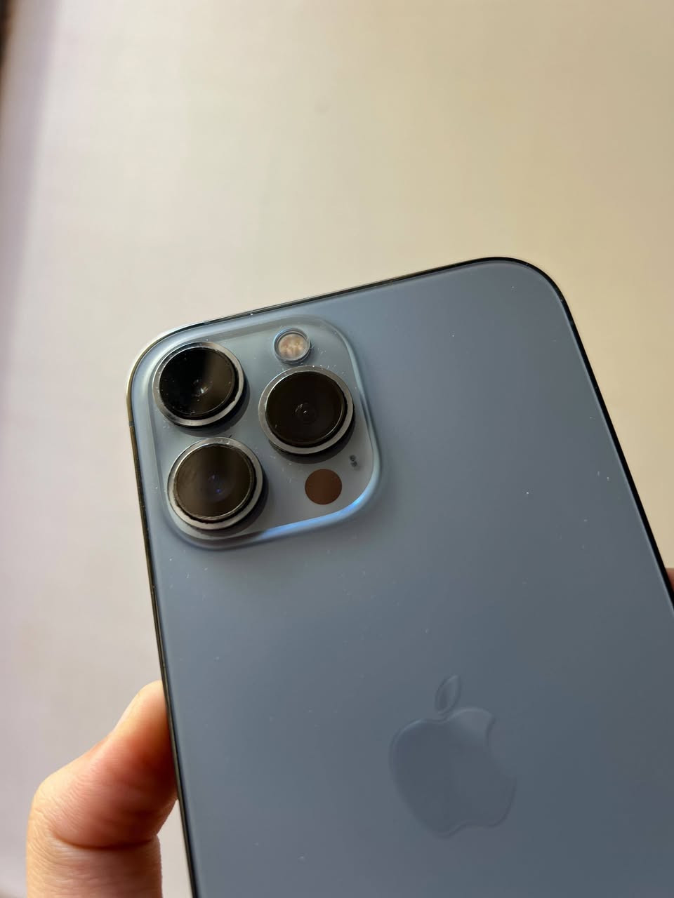 ايفون 13 pro max 
العدد 2
الاول : بطارية 78
الثاني:83
نظافه ومكفول من كل شي 
مابي زلخه نموذج M
ذاكره 256
اللون بحري
السعر 725 
***********

