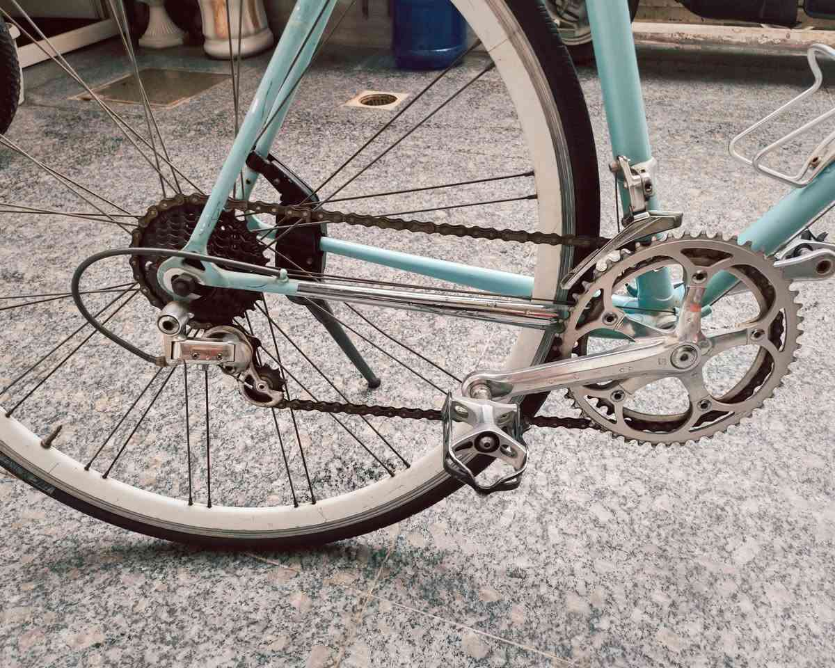 سلام عليكم بايسكل رياضي للبيع نضيف نضافته 80٪ ما ناقصه أي شي يتحمل أوزان لونه مميز كلشي شغال بيه بريكات وعكرب 8 نمر وامامي 2 موديل 1982 تايرات نضيفات جدا العنوان بغداد العبيدي للاستفسار الاتصال ***********
