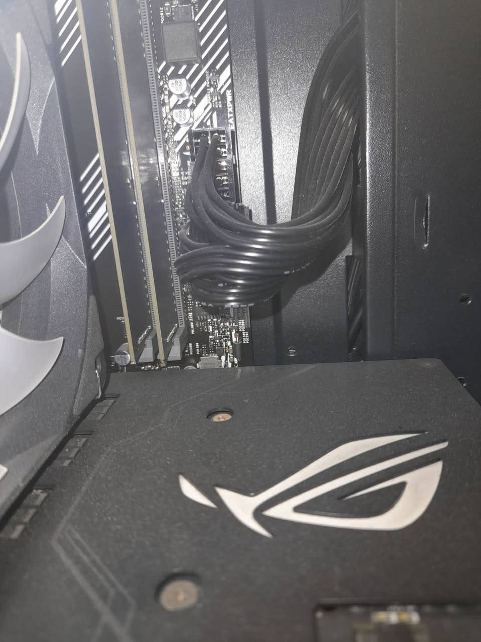 سلام عليكم اخوان
Gpu: rog strix rtx 2070 8gb 
Cpu : R5 5600
board: asus b450 
Ram: 16 gb
Hard : 1T m.2 and sata
Power: 650

جديده بمعنى الكلمه مضمومه استعمال قليل جدا لان اني طالب و اريد اخذ لابتوب لان دائما طالع اني ف يخدمني اكثر
رايدها ب ٨٥٠ و بيها مجال


**إذا كنت صاحب هذا الإعلان وتريد حذفه لأي سبب، رجاءا أرسل رسالة إلى الدعم الفني**