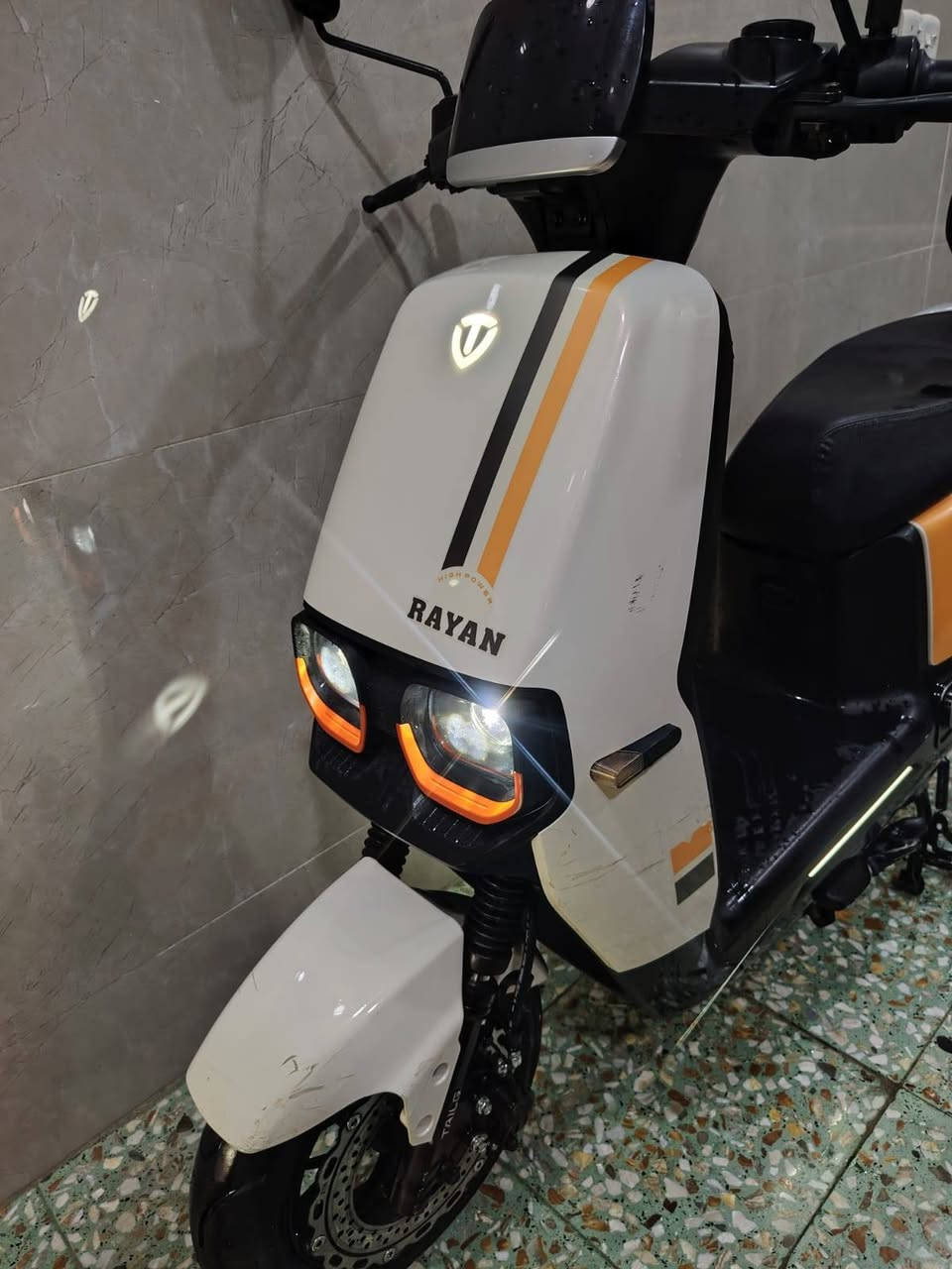 سلام عليكم دراجه ريان ام عيون EV.
6 بطاريات كبار .
تشغل بصمة .
سرعه 80.
نظام 3 نمر .
نظام P.
رجوع لخلف .بيها ABS مع مثبت سرعه .
السعر 750 وبيها مجال لشراي مكاني ابو غريب يم السوك او الكراج .
***********
*********** متوفر واتساب
