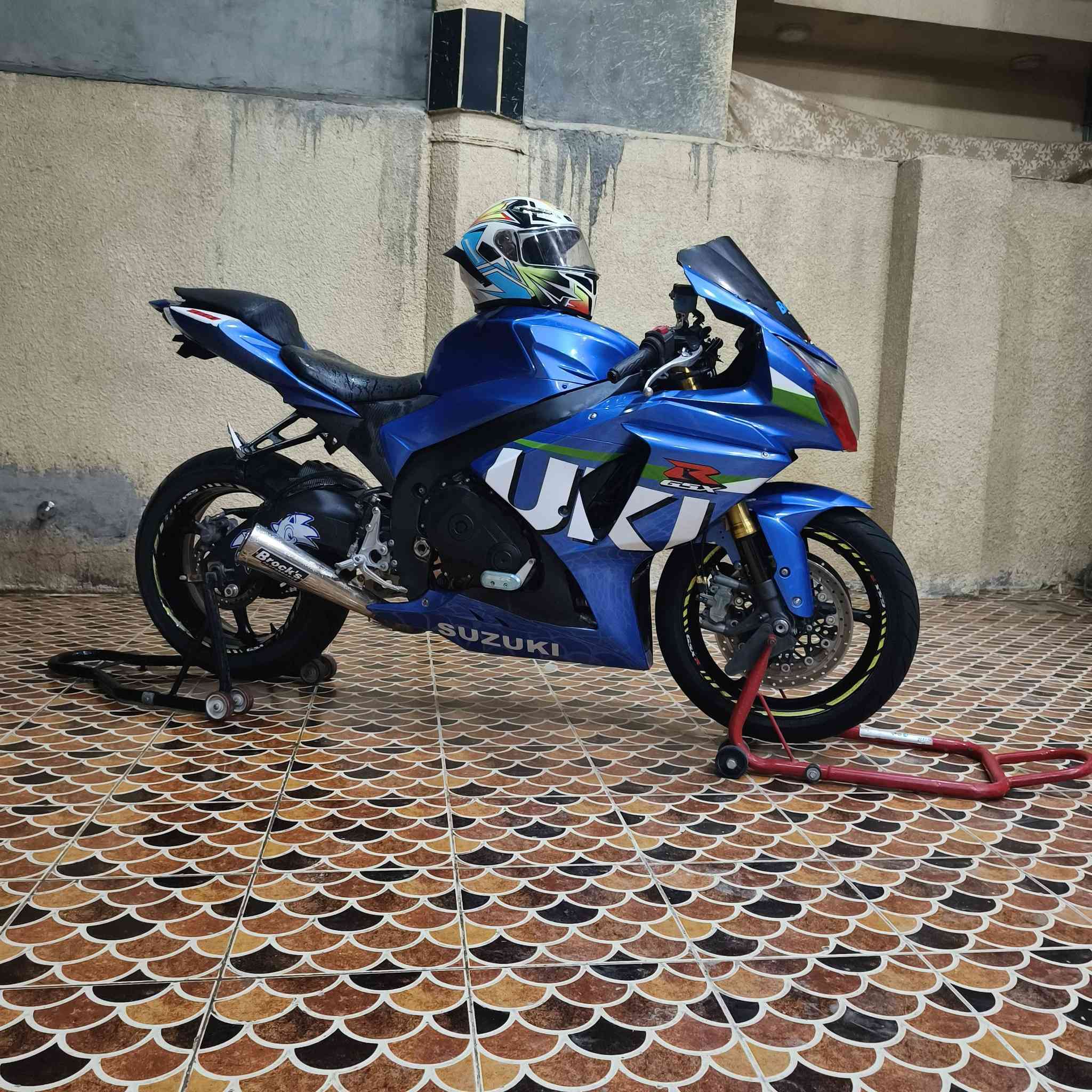 السـلام ؏ـليڪم ♥️👋🏻" 
سازوكي جكسر 2014  🏍
محرك 1000 يعني طلقه شرط  💨⚡️
عليها برمجه من خارج  سيرفز ضمان 💨⚡️
+ هدرز تيتانيوم بروكس اصلي .🔈
كير مكينة مكفولات كهربائيات ✅
اوراق  كمركها مدفوع 
مكان #الدجيل 
السعر 48 بسيط حك جيه فقط شراي مارجعه  💵
☎️***********
مو شراي تعليق حلو مثلك
