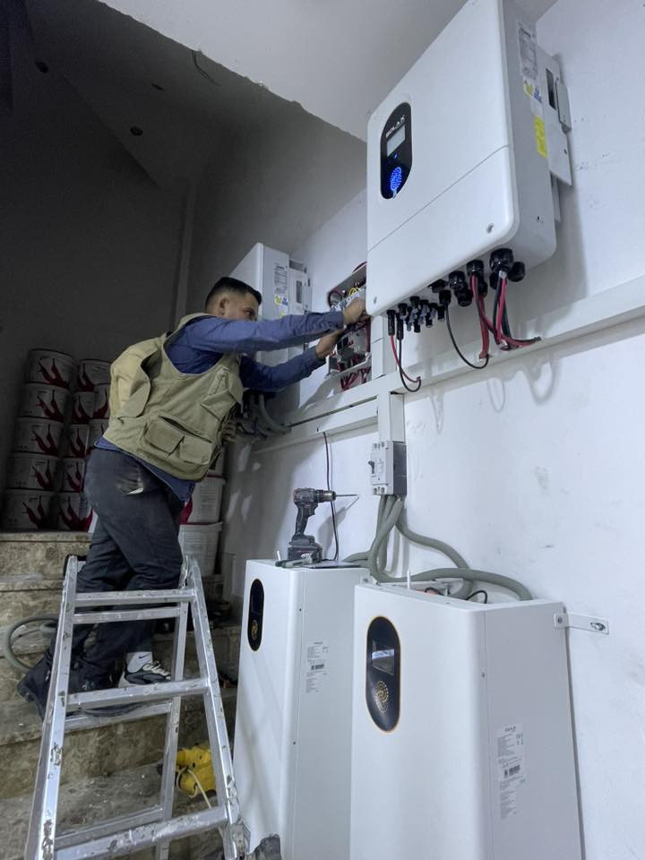 💥💥💥💥💥بسم الله وعلى بركة الله 
💡💡💡💡💡اليوم وبتاريخ : 2026/1/11  
تم تجهيز وتنصيب منظومة شمسية من 💥شركة سولاكس Solex
بقدرة 💡35 أمبير ليلي 💡50 امبير نهاري  تم تفعيل نظام  One Grid 😊لتقليل صرف كهرباء الوطني  والاعتماد الطاقة الضوئية نهاراً 🫰🫰
في بعقوبة  / عمارة المهندس ابو امير للديكورات 🌹🌹

مكونات المنظومة : 
1- جهاز 💡انفيرتر  IP65 - 12KW سولاكس عدد (2 ) قابل للتطوير  والربط على نظام Parallel التوالي اكثر من جهاز لمضاعفة القدرة مستقبلا . 🌞🌞
2- بطارية سولاكس 16K- IP40 عدد (2) . 🔋🔋🔋
3- الواح رزين  720W عدد (26) لوح .
4- 💥💥بورد يتكون من كافة قواطع ال DC وال AC والجوزات الذكية وجهاز حماية وحماية من الصواعق DC Surge Arrester وحماية DC FUSE. 
5- أسلاك الالواح مغلونه قياس 6ملم  
6- هيكل الالواح من الحديد المغلون المقاوم للظروف الجوية .
ملاحظة / ضمان المنظومة استبدال 
💥💥💥💥💥لطلب معلومات اكثر او الاستفسار الاتصال 
او المراسله على الأرقام التالية .💡💡💡💡
💡*********** 
‏0771 121 7402💡
