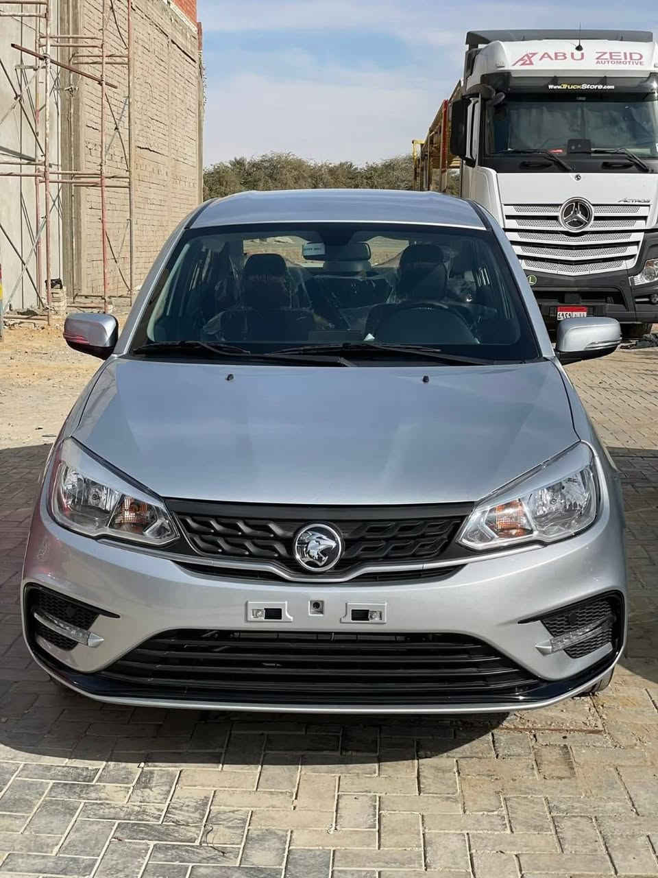 بروتون للبيع موديل 2025زيروسيارة Proton Saga 2025 بحالة ممتازة جداً، سيارة اقتصادية وعملية مناسبة للاستخدام اليومي داخل المدينة والسفر. المحرك 1.5 لتر أربع سلندر قوي وموفر بالبنزين، صرفيتها قليلة وتعتبر من السيارات الاقتصادية. القير أوتوماتيك ويبدل ناعم، والسيارة دفع أمامي وثباتها جيد بالطريق.
نظام التبريد قوي ويشتغل بكفاءة ويحافظ على حرارة المحرك، والمكيف بارد ويشتغل بشكل ممتاز. السيارة مريحة بالسواقة بسبب الستيرنك الكهربائي اللي يخلي التحكم سهل وخفيف.
من ناحية الأمان، السيارة بيها أنظمة أمان مثل ABS مانع انغلاق الفرامل ونظام توزيع الفرامل EBD ونظام الثبات، بالإضافة إلى وسائد هوائية لسلامة السائق والراكب.
الداخلية مرتبة ومريحة، بيها شاشة وسطية حديثة تدعم البلوتوث وربط الموبايل، ومقود متعدد الأزرار للتحكم بالموسيقى والمكالمات، وكراسي مريحة مع مساحة جيدة.
أما من الخارج فتصميمها حديث وأنيق، بيها مصابيح LED وجنوط ألمنيوم وحساسات خلفية تساعد بالبارك.
السيارة بشكل عام نظيفة، اقتصادية بالوقود، مريحة بالسواقة ومناسبة للي يريد سيارة عملية وقليلة الصرف.
بروتون للبيع موديل 2025زيرو السعر عالخاص للاستفسار الاتصال ***********
