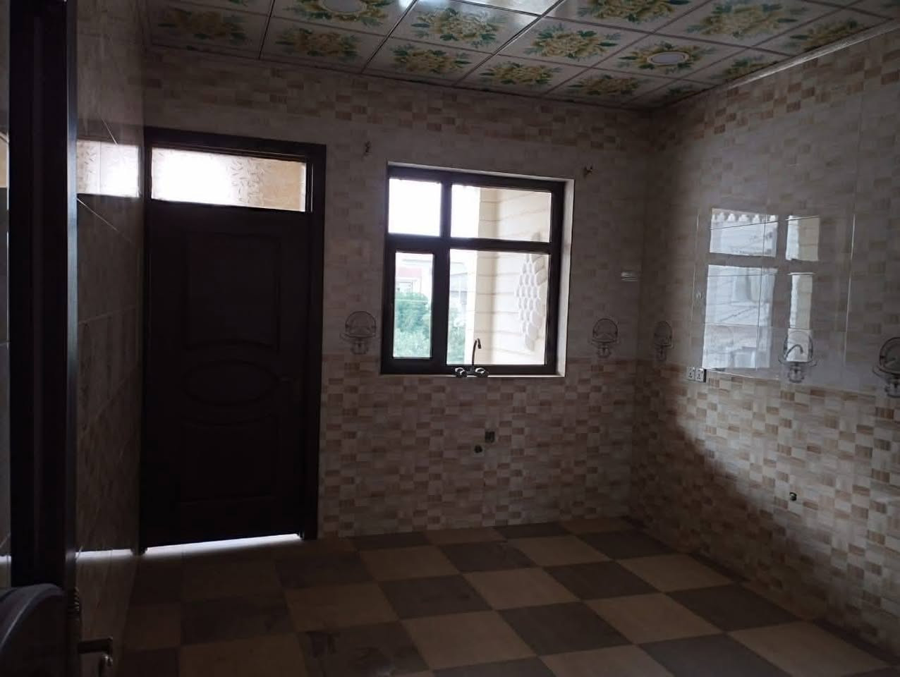 خانوبۆکرێ قاتی سەرۆ  بردسورنزیك هەرزان بازاڕی دییە
***********
