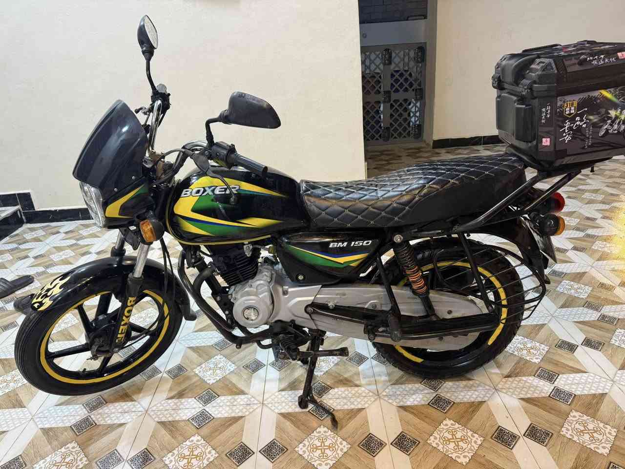 دراجة بوكسر كلاسك 2021
مكفوله كفاله عامه تجي وتشوف بعينك ما بيهه اي نقص السعر ٢مليون 

مرقمه عربي تحويل ثاني يوم العنوان 

بعقوبه   معسكر  سعد ***********
