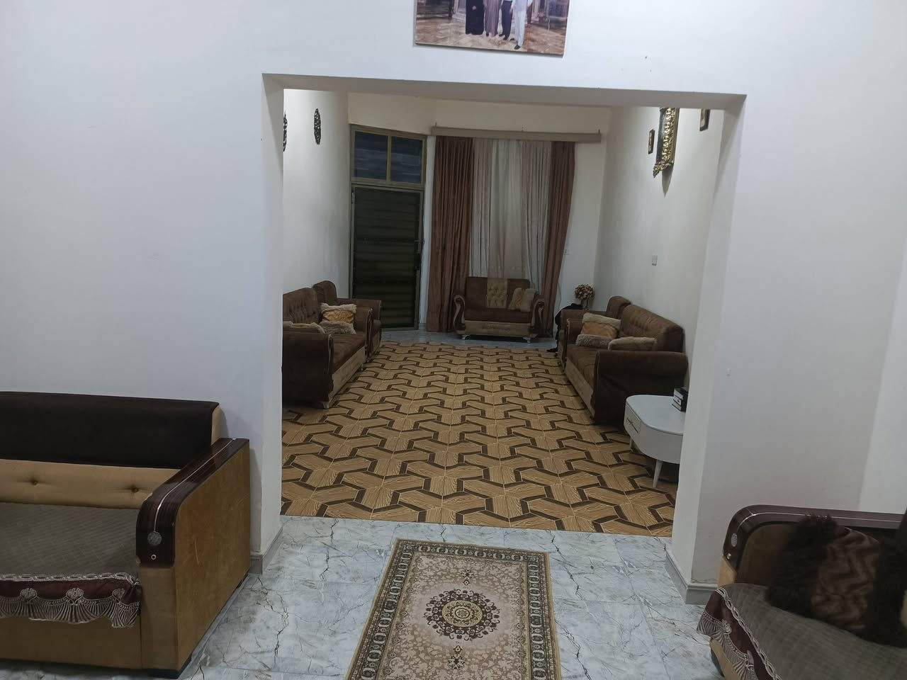 بيت في حي بغداد المربع الذهبي خلف مجلس محافظة مباشراً بيت بناء حديث جداً مساحة 150 طابقين طابوك 
طابو ملك صرف تحويل من المالك مباشرة 
للاستفسار ***********
