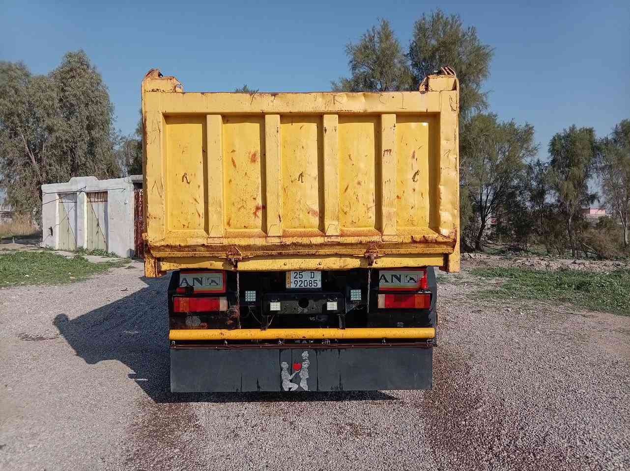 السلام عليكم
سيارة مان قلاب موديل 2004 للبيع

محرك 360

المكان ديالى. خانقين.  ***********
