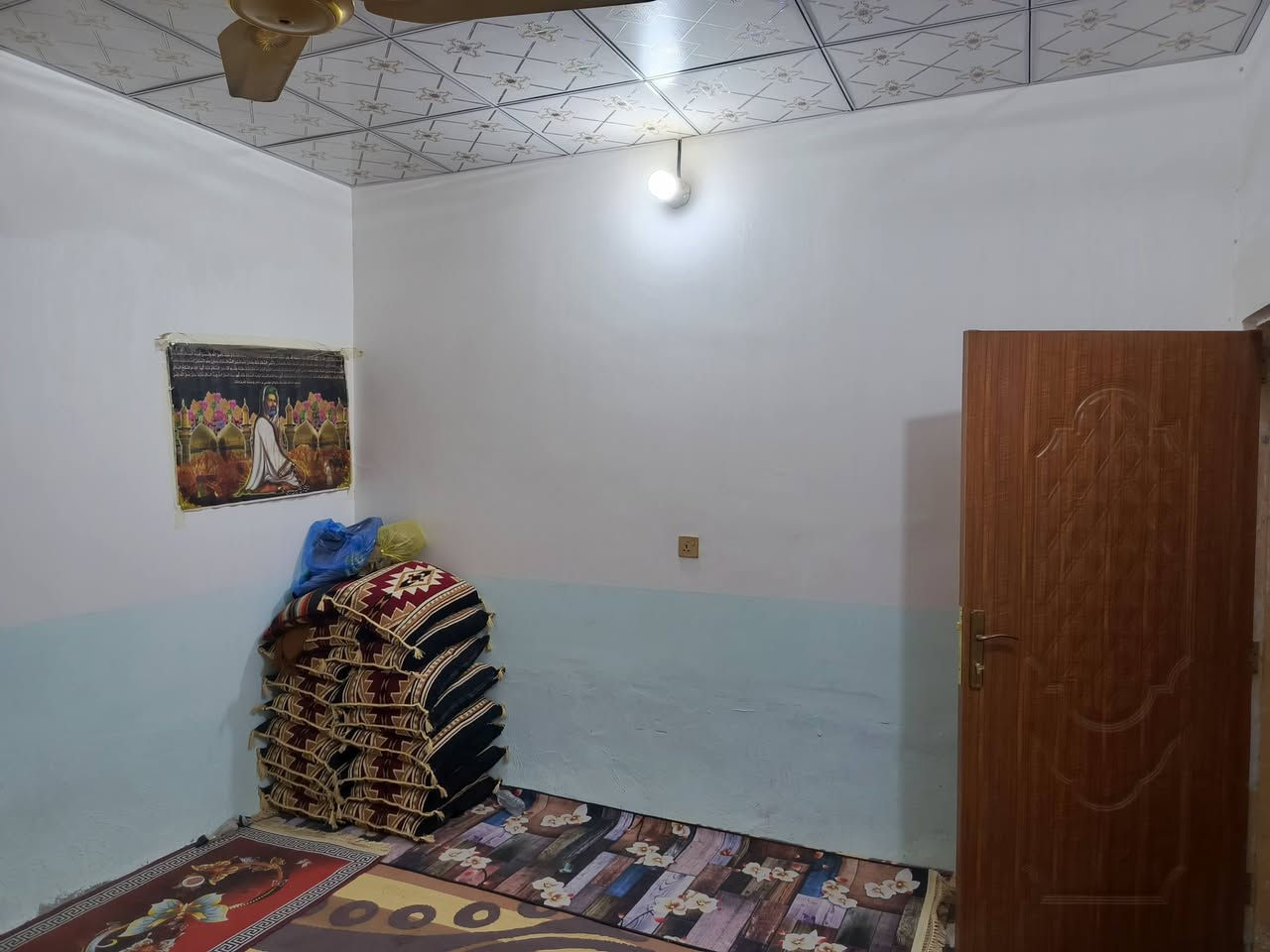 دار في حي الرحمه مساحه 180متر ثلاث غرف وصاله ومطبخ وستقبال صحيات داخليه وخارجيه قبل شارع العرض شارع عريض12متر السعر 78وبي مجال ***********
