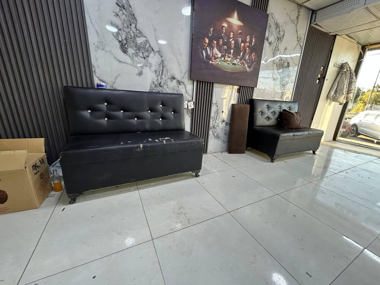 سلام عليكم عراض حلاقه كامله البيع تريد تبقه بل محل تريد تاخذ بس الغراض  عدد كراسي 2 عدد مرايات 2 عدد القنفات2  فاترينا1 واحد ميز جرار أبيض  مغسلة +سخان البيع شلعه وحده مابيع شي واحده 
***********
