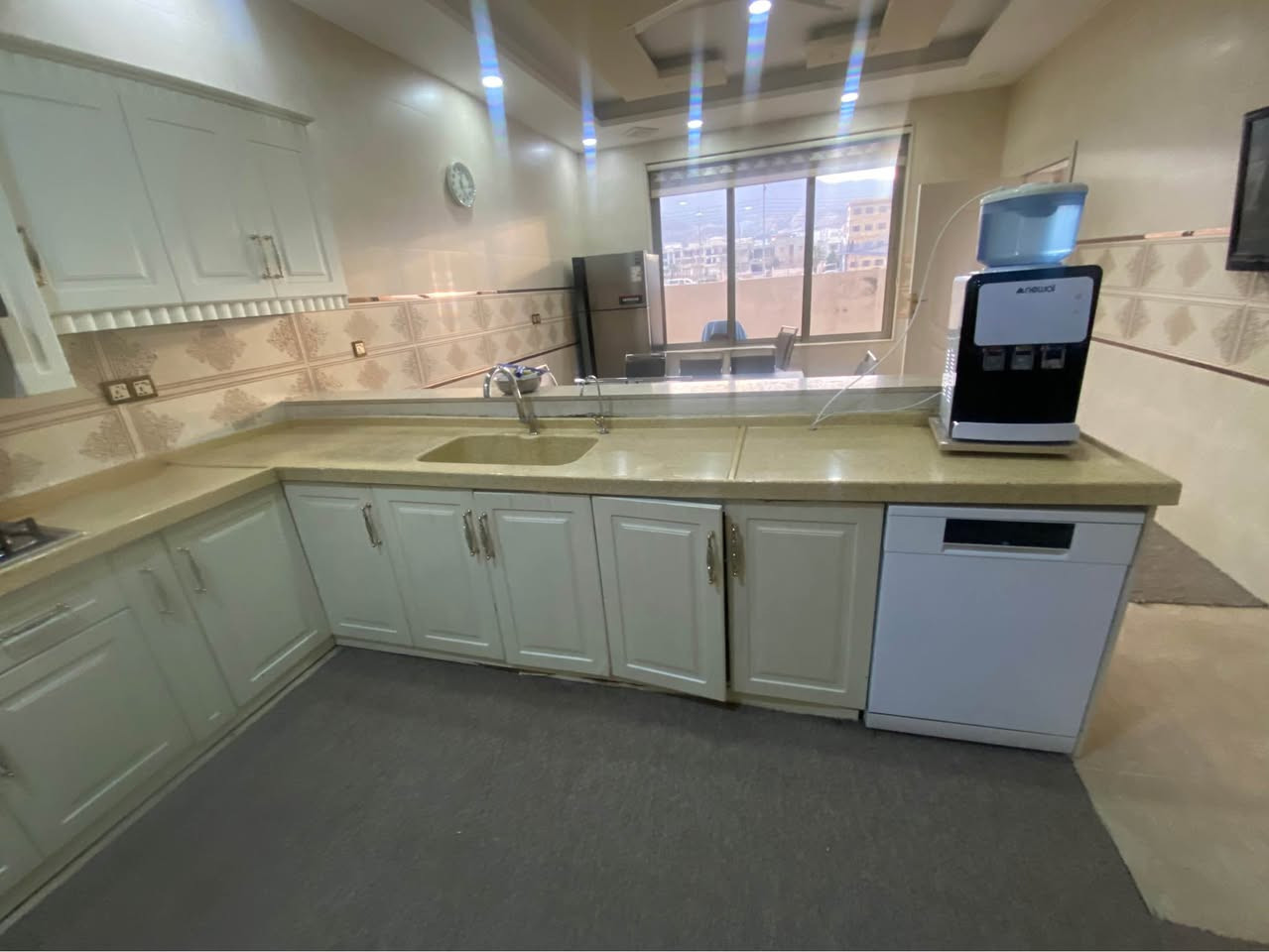 تخم كونتر خشبي اصلي mdf حيل نضيف سعر٤٠٠ دولار عنوان دهوك بروشك رقم *********** دهوك, العراق
