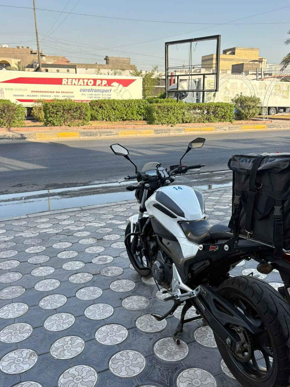 السلام عليكم 
جمعه مباركه 
Honda n700 2012 
ماشيه ٣٩ الف. كيلو قابل للزيادة 
دراجه مكينه ٧٠٠.  ٢ بستم. نوزل 
دراجه بحاله وكاله كلشي مامفتوح بيه
كهربائيات ومكانيك كله شغال وكفاله 
عليه تزويد درع مكينه اسفل وسيبايه وسطيه اصليه وليس عمل تاير خلفي مقاس ١٨٠. دنلوب 
دراجه مال بيت طارش بشهر ١ ماخذيه وجانت ماشيه ٣٠ الف 
دسكات خلفي امامي جدد 
دهن كله موتل 
بانزين كله عادي (النجاه بلصدق )
اقتصاديه كلش. لتر واحد يمشي ١٥ كيلو 
شباب خادمك. لابيع مستعجل (سوالف قفاص وتلكاه اغلى من الوكاله )
ولاسعر خاص 
السعر ٣ مليون وقابل لتفاوض بشي قليل 
بغداد الكرخ 
***********
*فقط مكاتبه ومنفيست ورقه وحده
