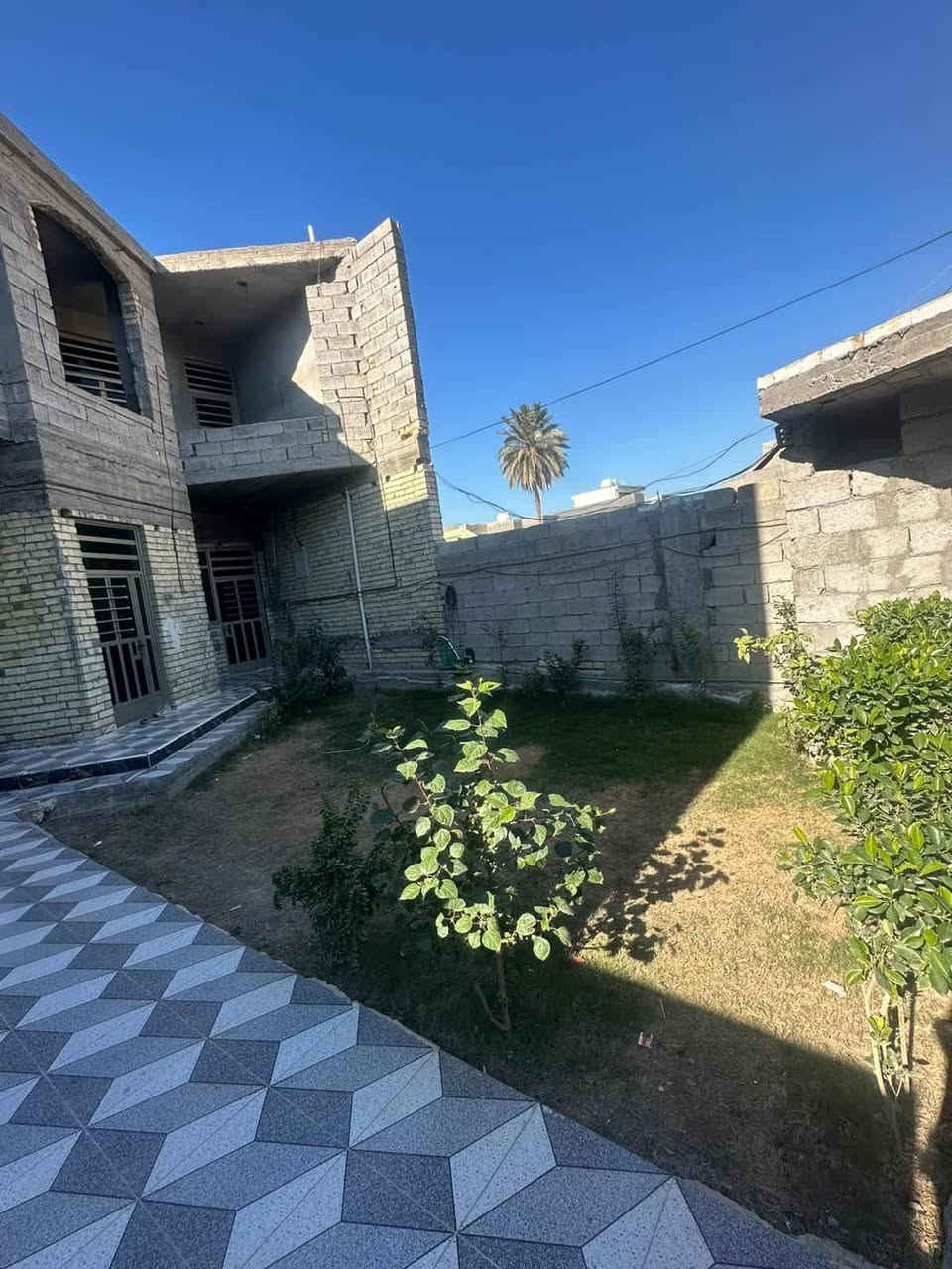 بيت للبيع طابو زراعي قرار ٢٥ حي الصحه خلف رياض الحداد المساحه الكليه ٢٤٠ متر بي نقص فقط الواجهه والطابق الثاني جص وبياض وارضيه وباقي البيت جاهز  مثل ما موضح بالصور 
للإستفسار أكثر ***********
