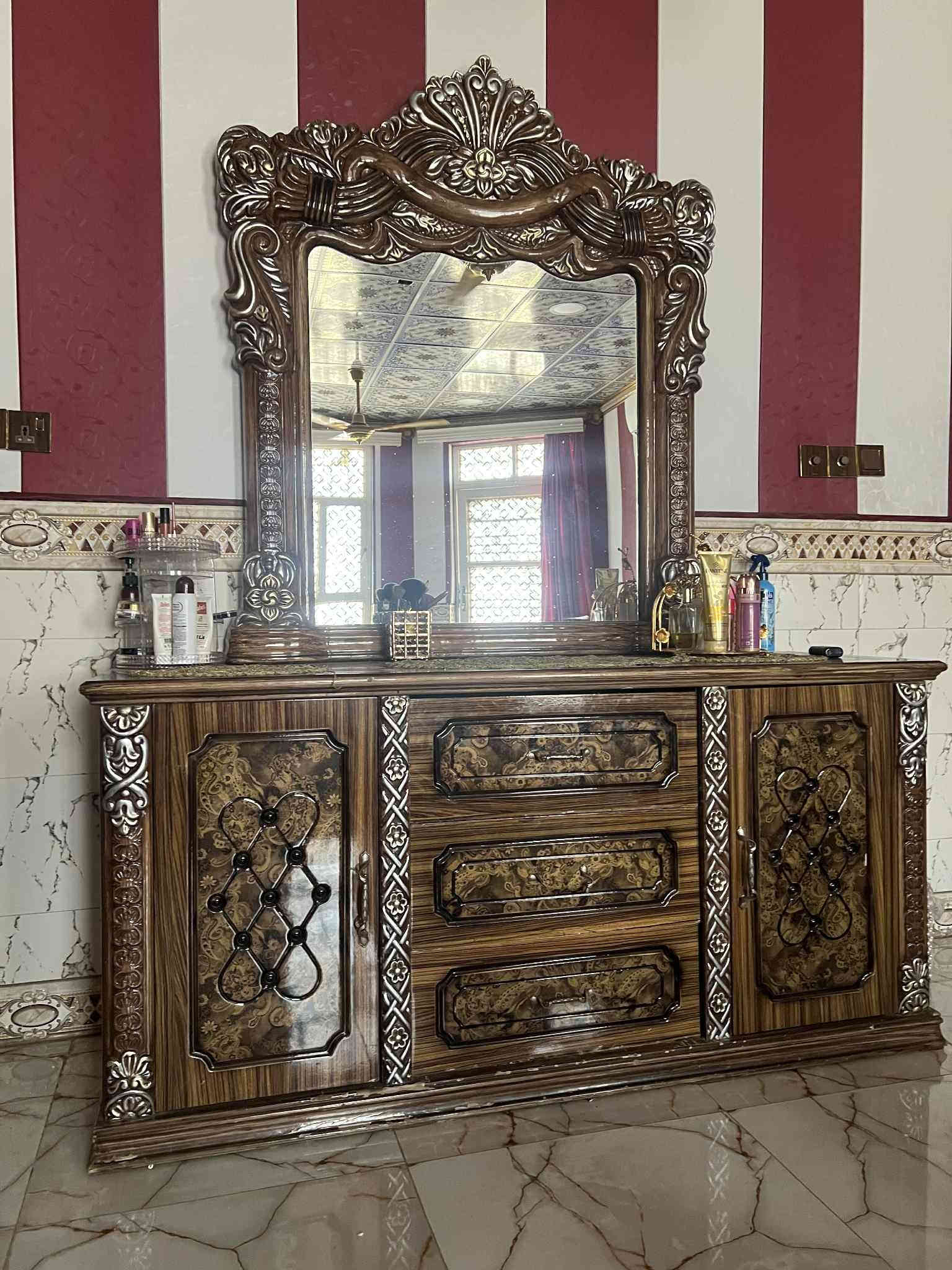 غرفه تركي للبيع سعر ٣٥٠ وبيه مجال
 *********** بي واتساب
