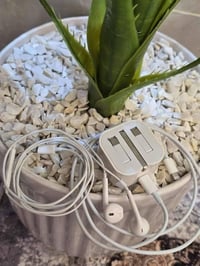 ملحقات ايفون اصليه عل ضمان وفحص السعر 20الف 07779717451