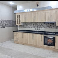 شقة للايجار طابق ارضي تحتوي على غرفتين نوم   أثنان حمامات غرفة لوندري(...