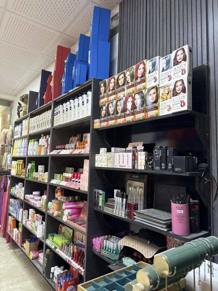 السلام عليكم المحل بالكامل للبيع 
البضاعه مع الفاترينات والاستاندات 
يحتوي على
 8 فاترينات
1 ميز كاشير
2 عارضة صبغ
1 كاشير
1 عارضة نظارات
عارضات اكسسوار خشبيه 
10 بوردات وهوكات 

البضاعه 
مكياج جميع الانواع 
اكسسوار كامل
شامبوات 
سكنكير
عطور ومعطرات
نظارات
محافظ وهدايه رجاليه
بوكسات هدايه
سيتات نسائيه
اصباغ شعر
الغراض كله اصليه والفاترينات جدد مستعملات قليل 
المكان بغداد 
  
***********
واتساب فقط
