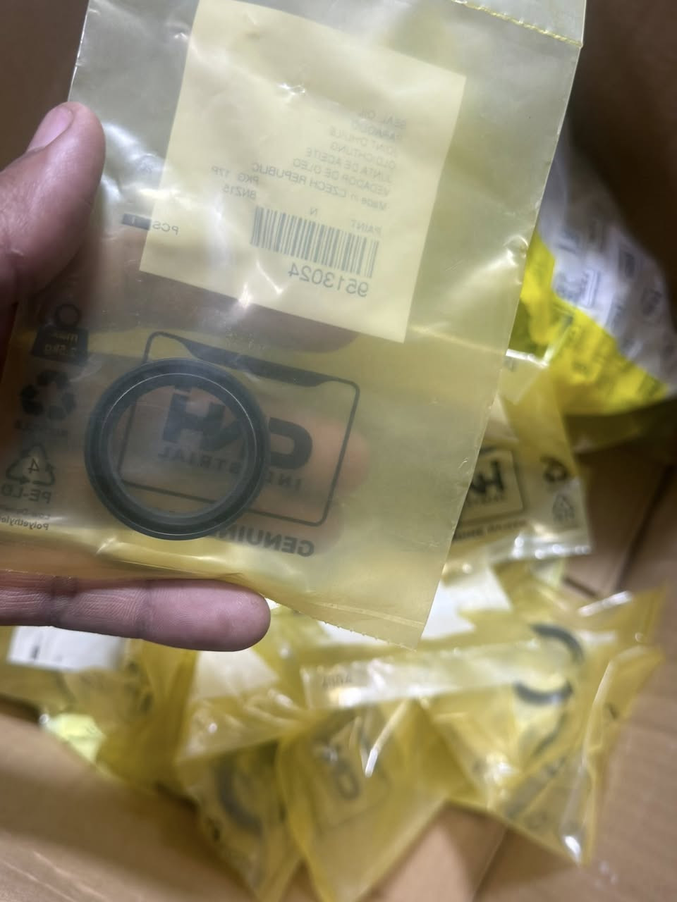 وكالة ابو خالد الزبيدي.                                    أدوات الحاصدات انيو هولند
ابو خالد ***********. خالد *********** 

يوجد خدمه توصيل 🚚
